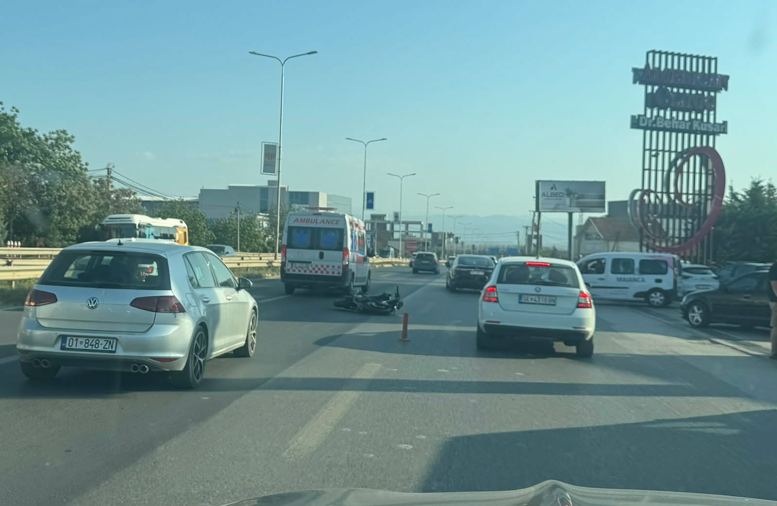 Aksident në Prishtinë: Përplasen një veturë me një motoçikletë