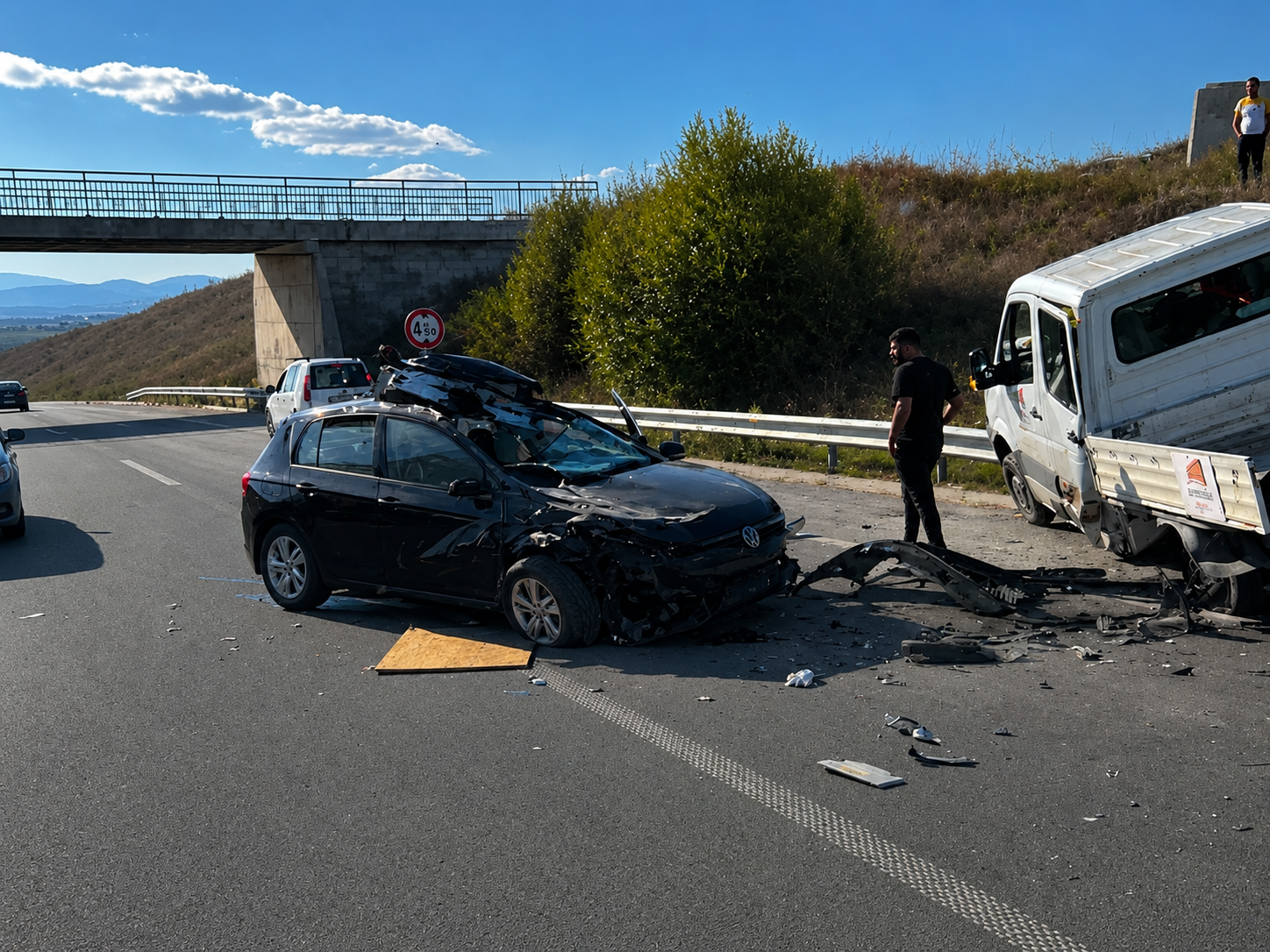 Aksident i rëndë në autostradën në Vushtrri, përplasen dy automjete