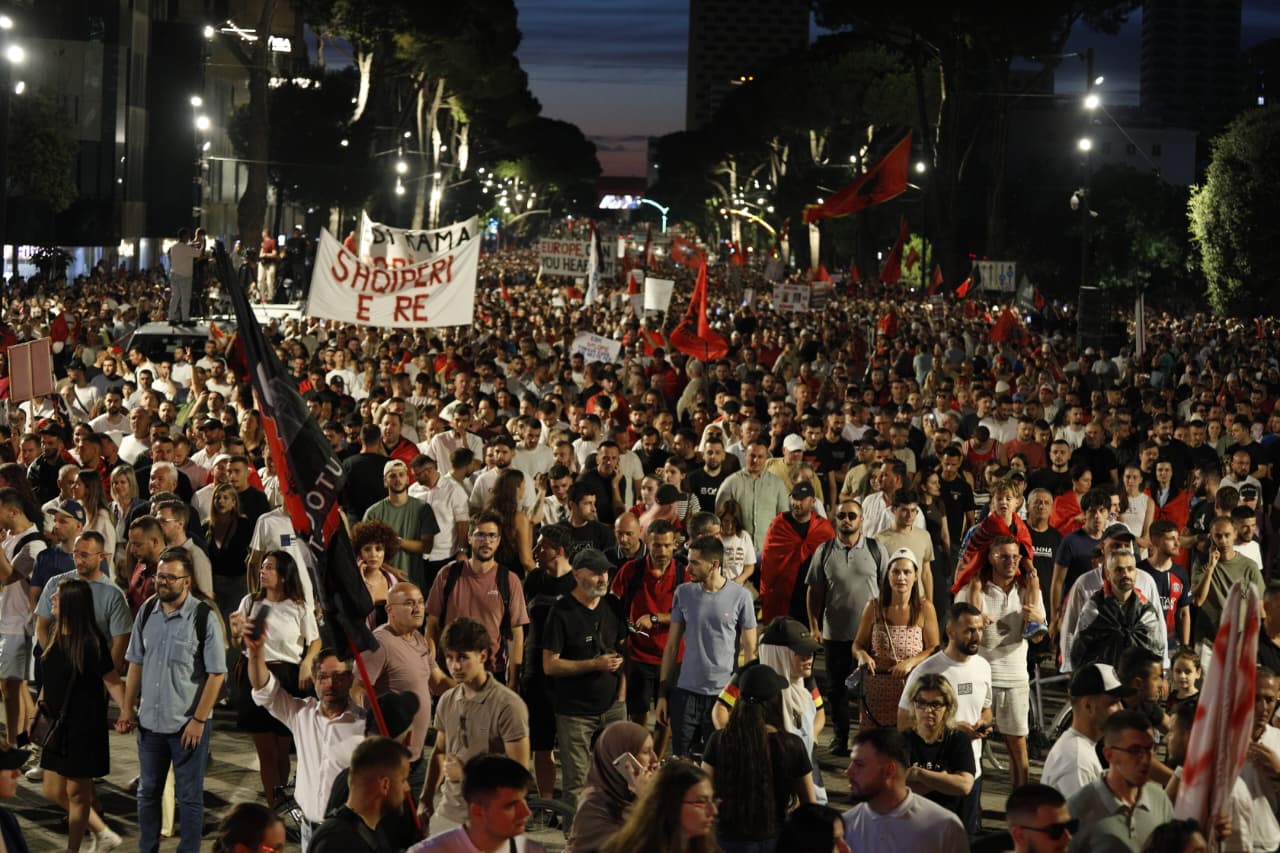 Sot zhvillohet protesta e 64 të në Tiranë  qytetarët marshojnë drejt Kryeministrisë