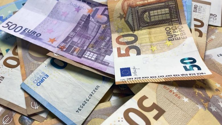 Euro prek një tjetër minimum historik, zbret në 92.09 lekë