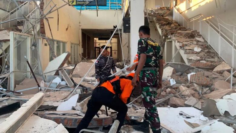 Tërmeti 7.7 trondit Indonezinë, të paktën 20 viktima dhe alarm për cunami