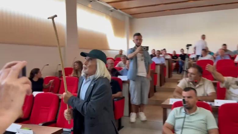Shkrirja e Maliqit me Korçën, i moshuari tenton të godasë me bastun kryetarin