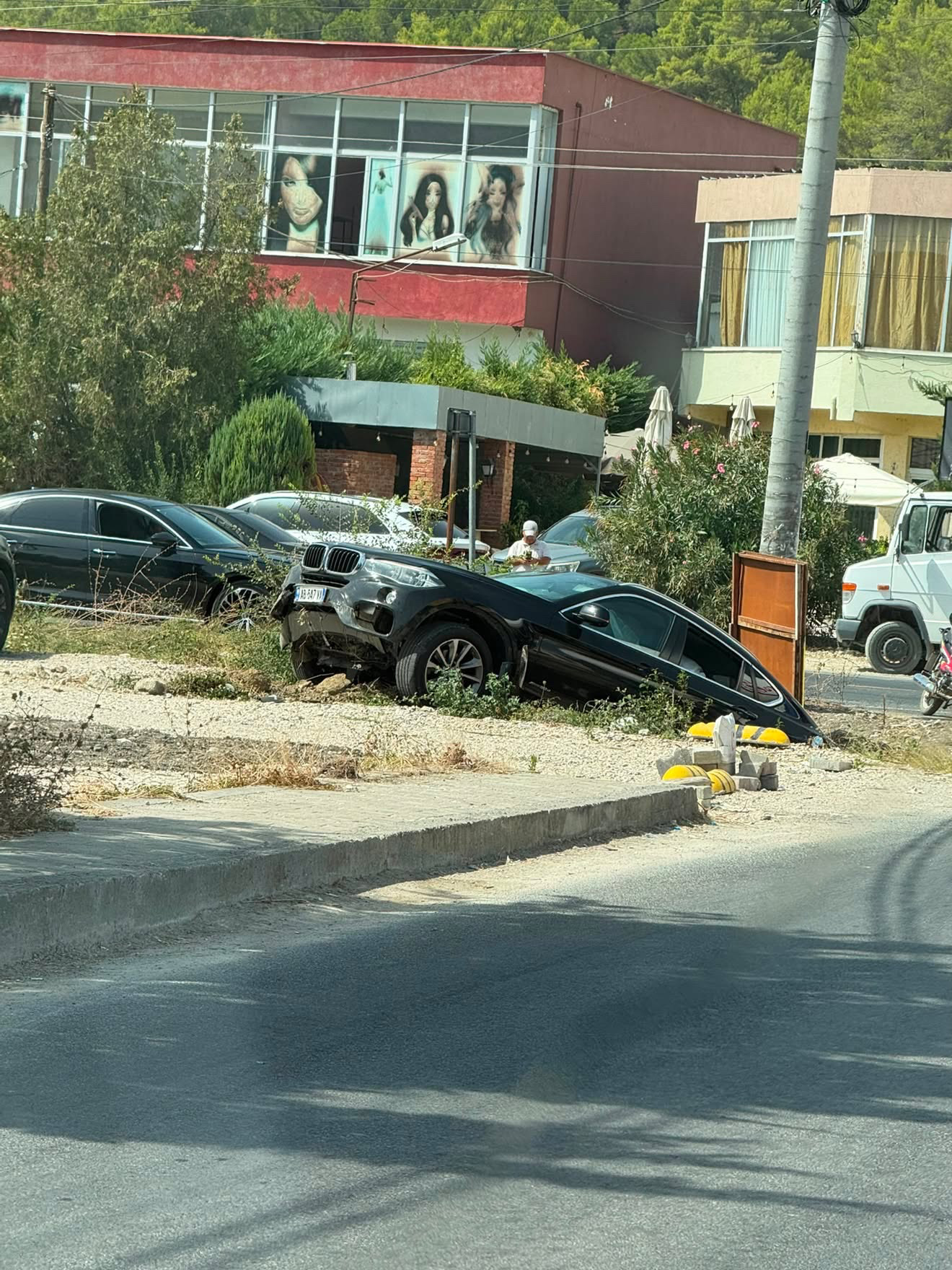 Aksident te Kthesa e Arbanës, makina përfundon në kanalin e hapur