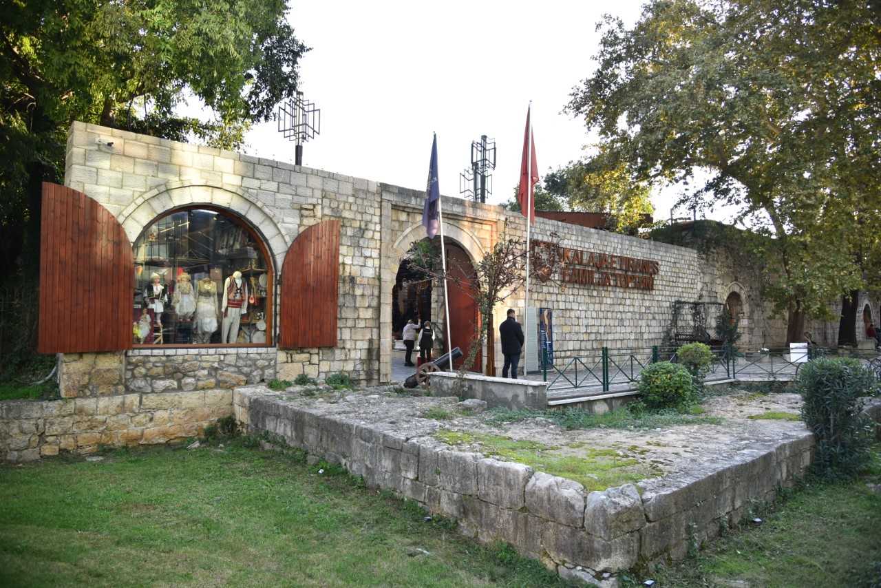 Sherri pranë Kalasë, dëshmitari: Adoleshentët goditën me thikë një burrë dhe u larguan me vrap