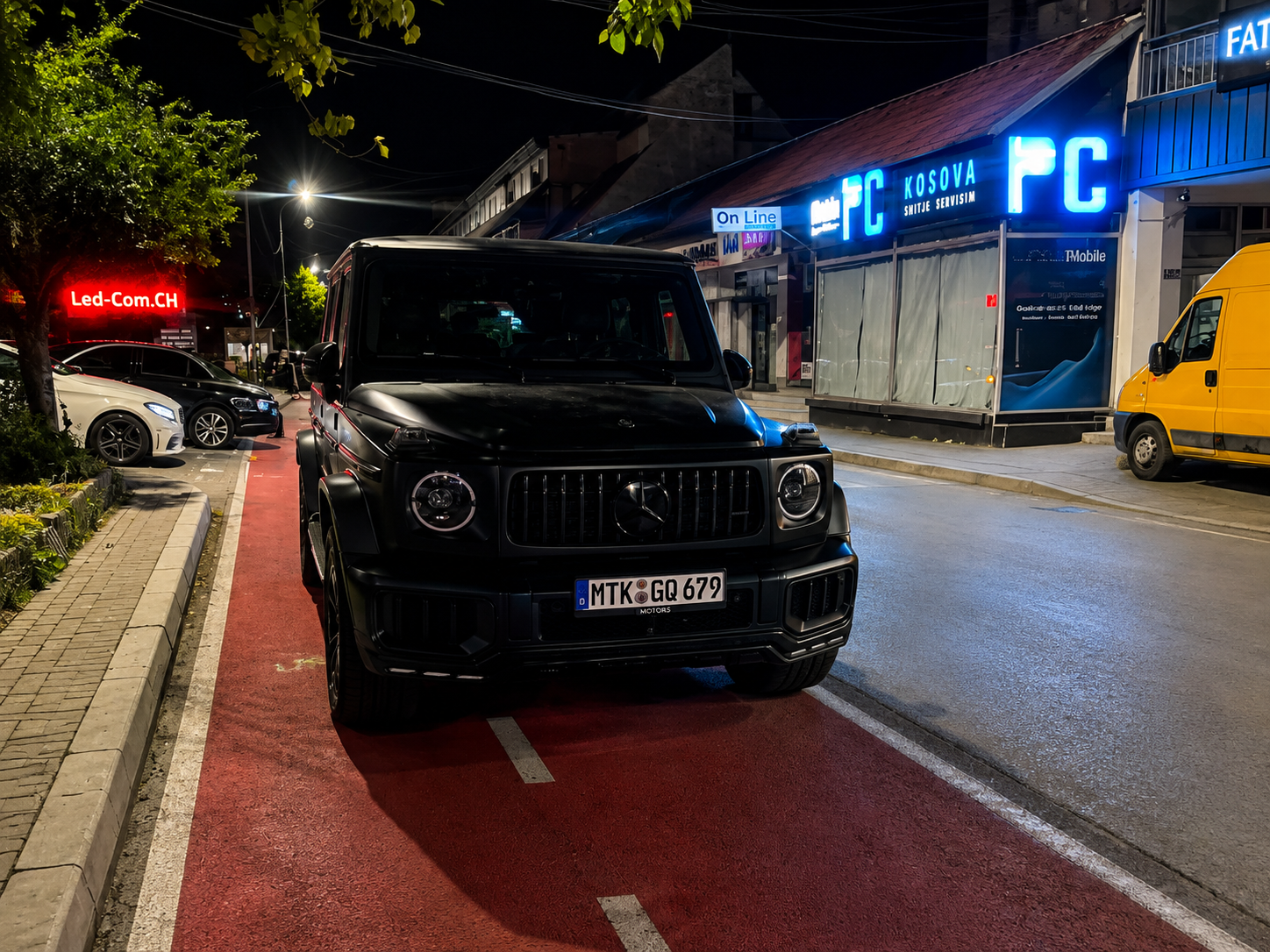 Mërgimtari parkon  te KEDS-i, zë korsinë e  biçikletave dhe trotuarin