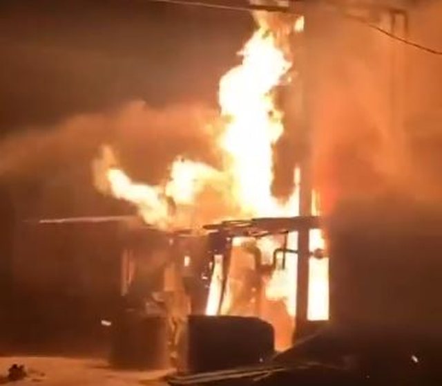 Zjarr në magazinën bujqësore të Veterikut në Berat