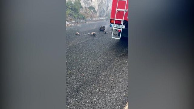 Pas flakëve, rrezik i ri për zjarrfikësit dhe banorët në Abaze