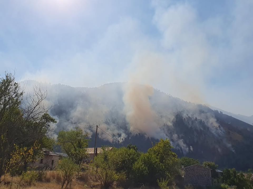 Zjarri në Lurë përkeqësohet, flakët i afrohen banesave