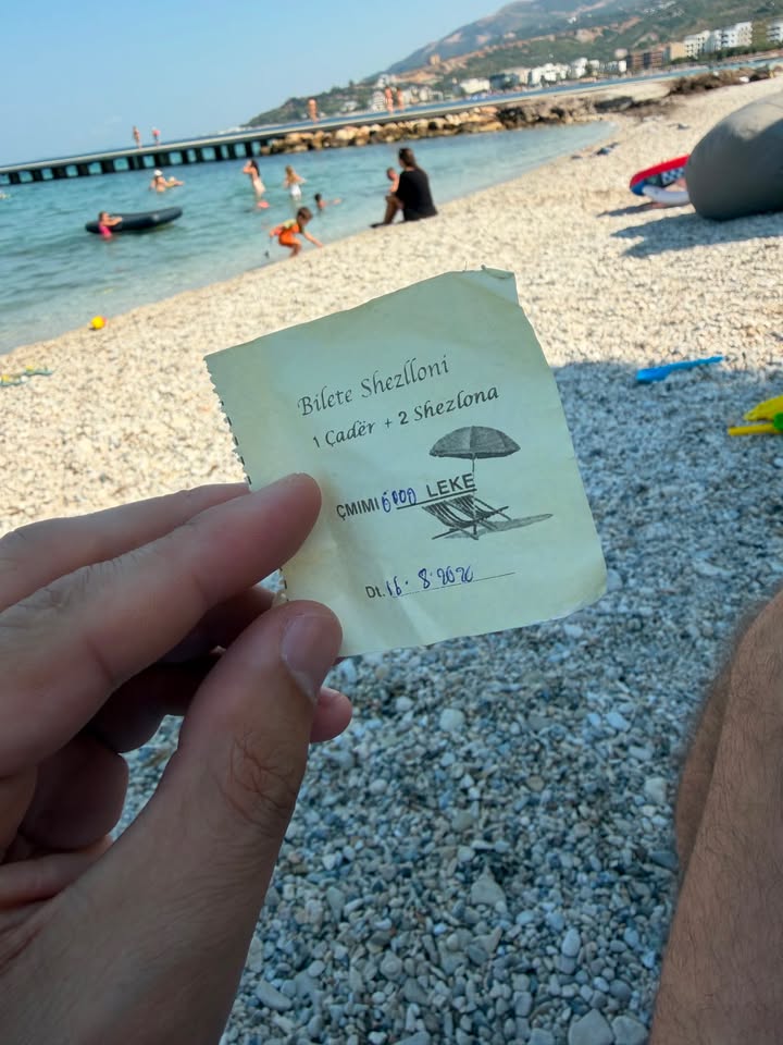 6000 lekë për një çadër dhe dy shezlongë në Orikum