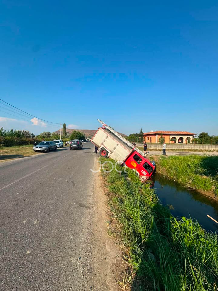 Aksident në Vaun e Dejës, zjarrfikësja përfundon në kanal