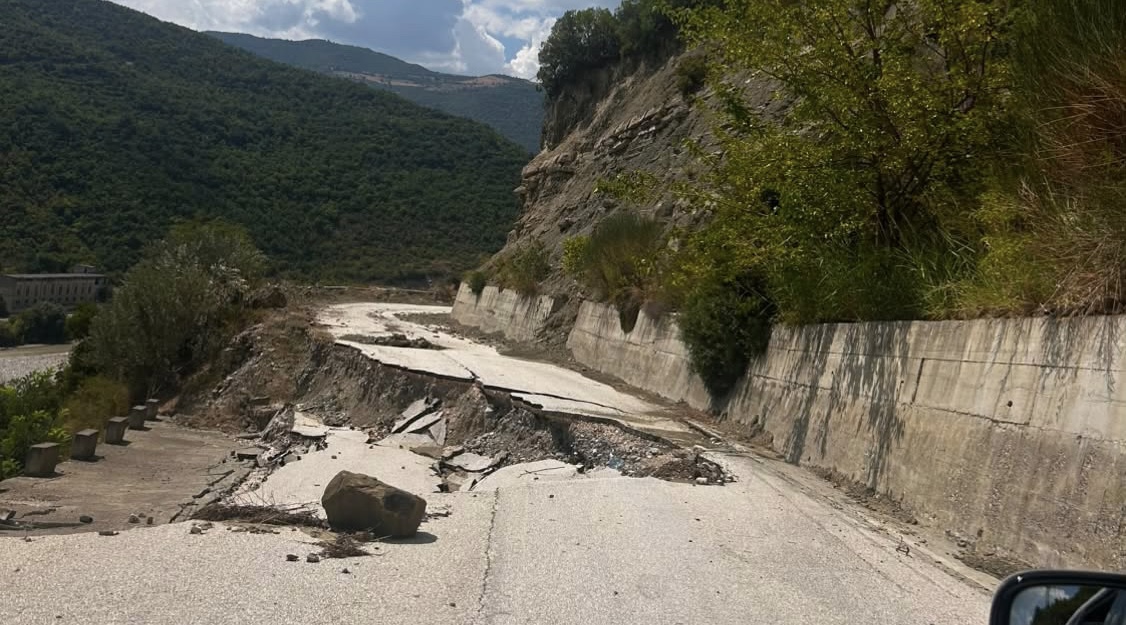 Shembet rruga Skrapar Berat  mungesa e sinjalistikës rrezik serioz