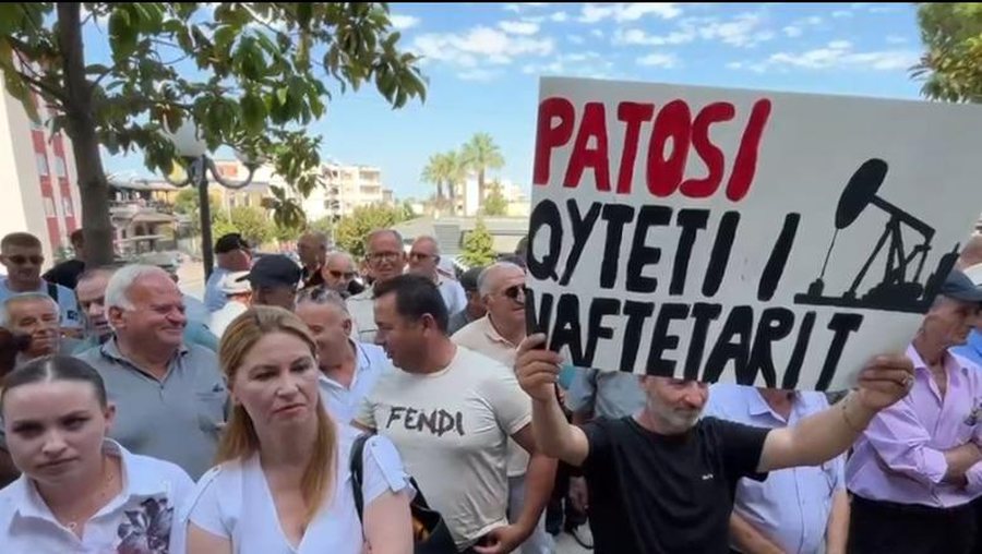 Protestë në Patos kundër shkrirjes së bashkisë: Larg duart nga Patosi
