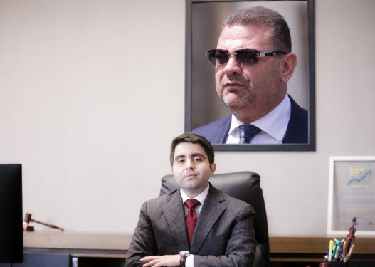 Jon vogëlushi i jep 450 MILIONË LEKË Tom Doshit