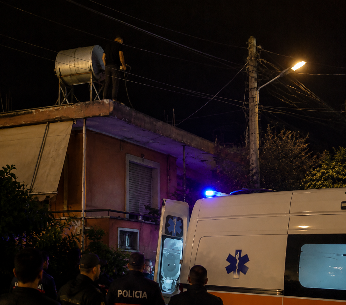Po rregullonte depozitën e ujit në banesë  27 vjeçarin e zë korenti dhe humb jetën