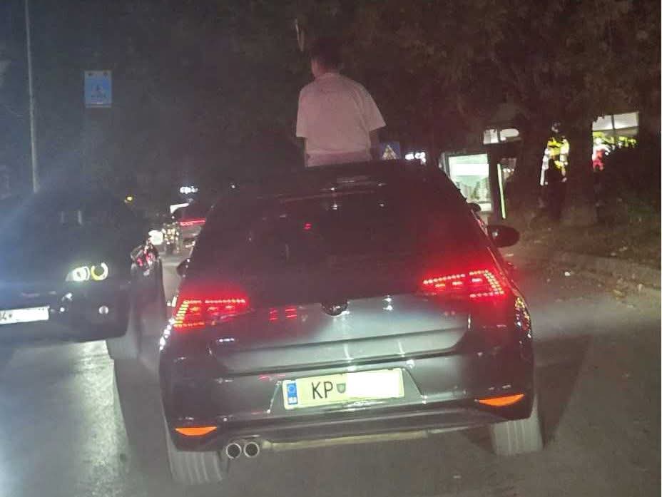 Pas raportimit të qytetarëve, gjobitet shoferi që lejoi pasagjerin të nxirrte trupin nga kulmi i veturës