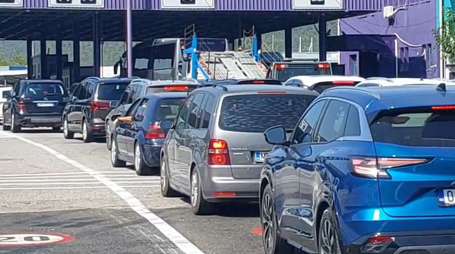 Fluks i madh qytetarësh nga Kosova në drejtim të bregdetit të Shqipërisë