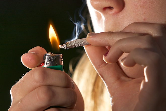 nga-cigarja-te-kanabisi-adoleshentet-ndryshojne-ekspertet-paralajmerojne-rreziqet