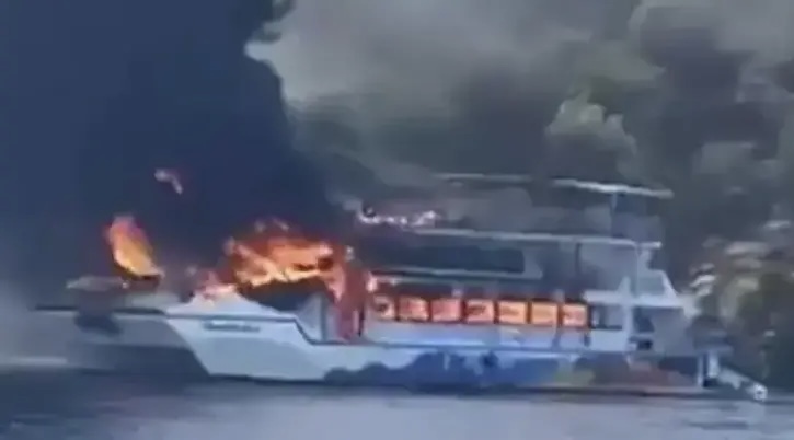 Zjarr në anijen turistike në Fethiye, 115 personat në bord hidhen në det për të shpëtuar