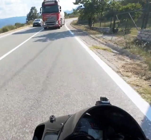 “S’mund të vdes kështu”, motoristi i shpëton jetën vetes nga përplasja me kamionin