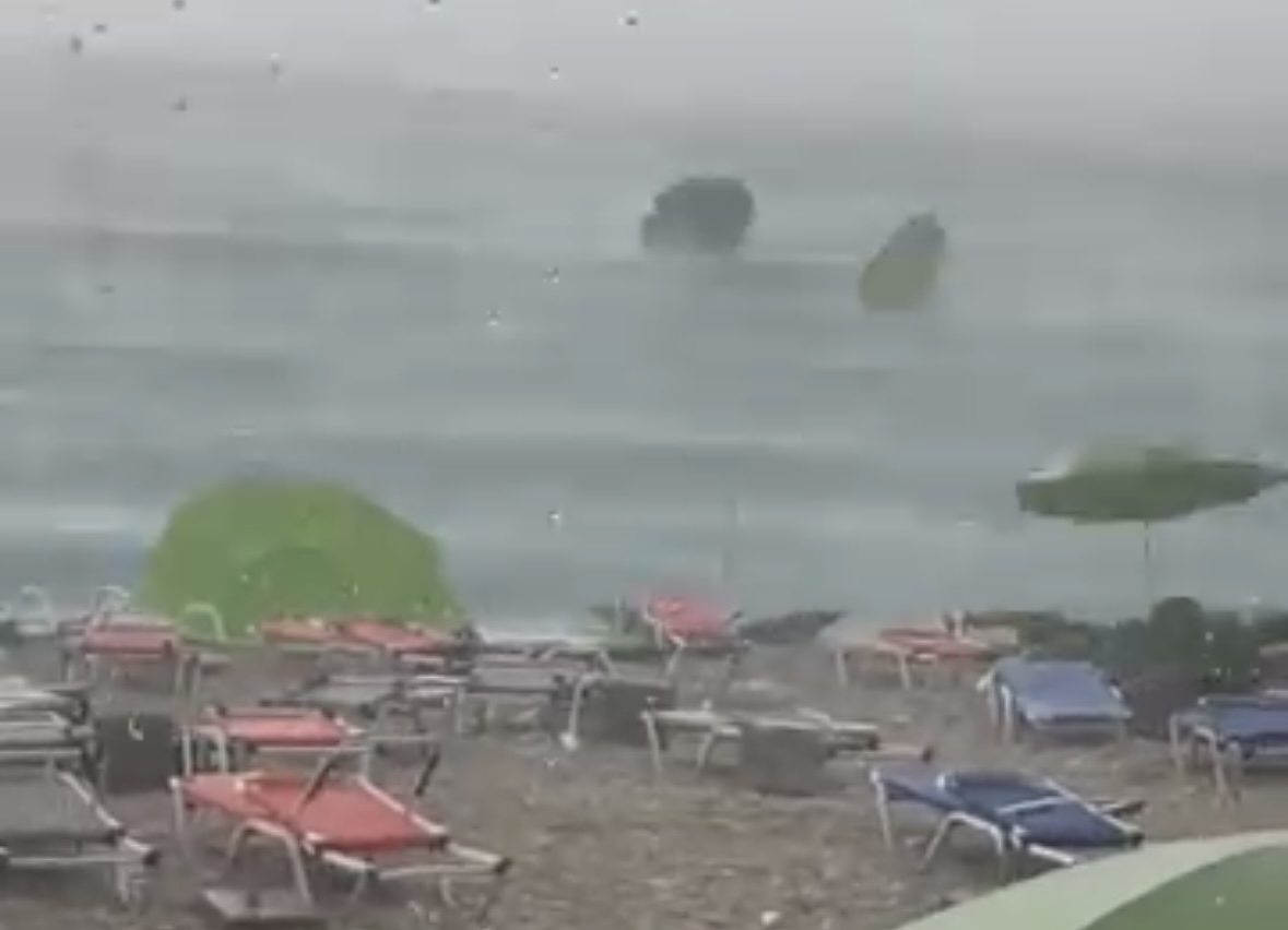 Stuhi e fortë në Ksamil: Era merr përpara çadrat, rrugët përmbyten