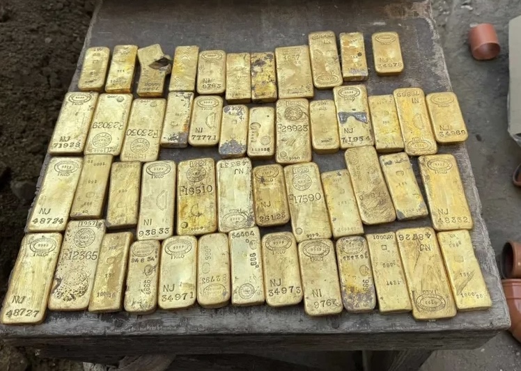 Shpojnë murin për tubacionet, punëtorët gjejnë mbi 4 mijë monedha dhe 40 shufra ari