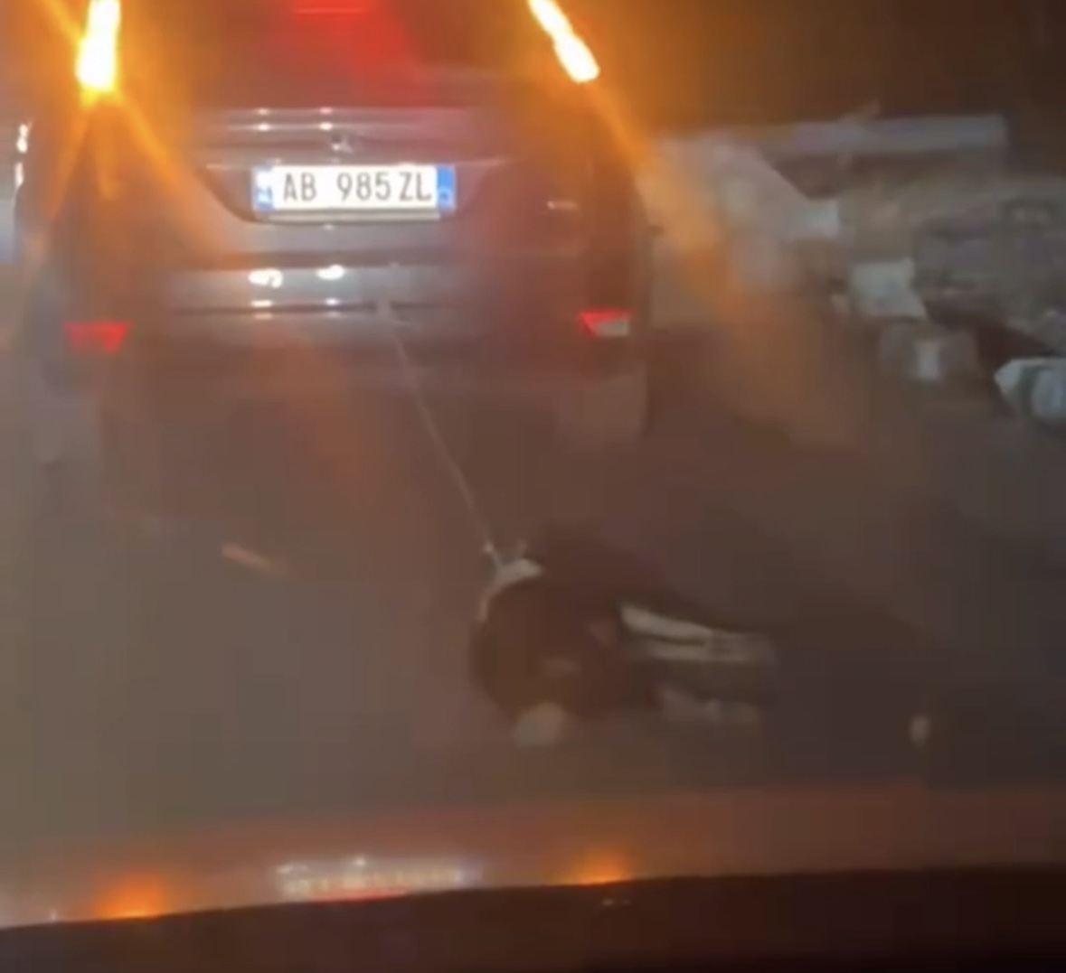 “Qeni i lidhur me litar në fyt, shoferi e tërheq zvarrë me makinë”