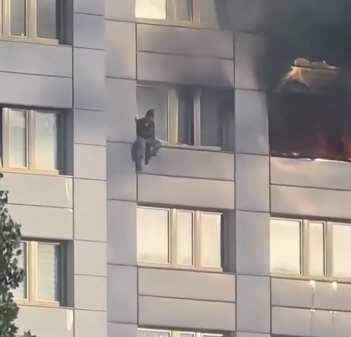 Shkallët s’arrinin, gruaja hidhet nga kati i 11-të për t’u shpëtuar flakëve