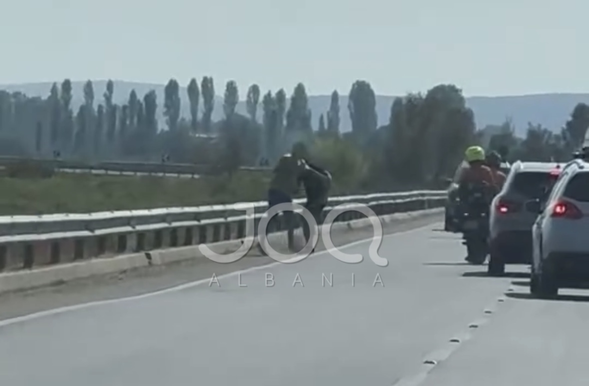 Shqiptari kap në grushta turistin dhe e përplas në mes të rrugës