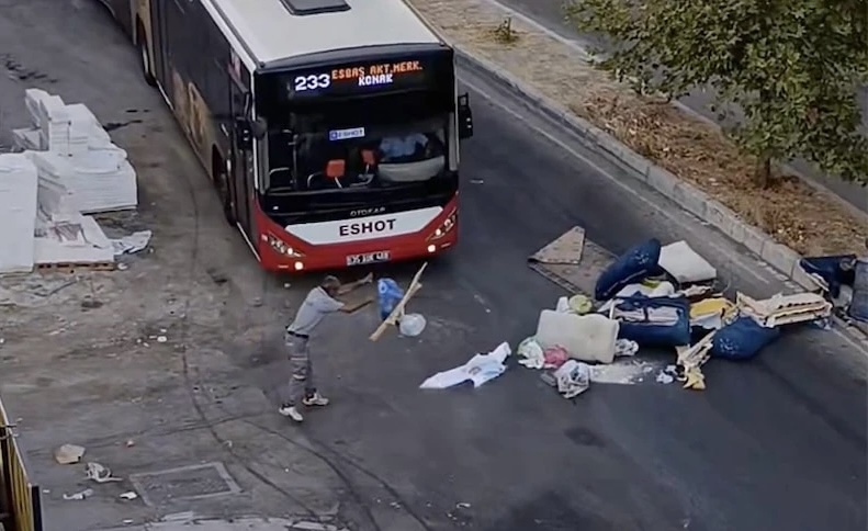 Të pambledhura prej ditësh, qytetari derdh mbeturinat në mes të rrugës në shenjë proteste