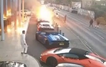 Panik në dasmë, Lamborghini dhe McLaren digjen me bomba molotovi