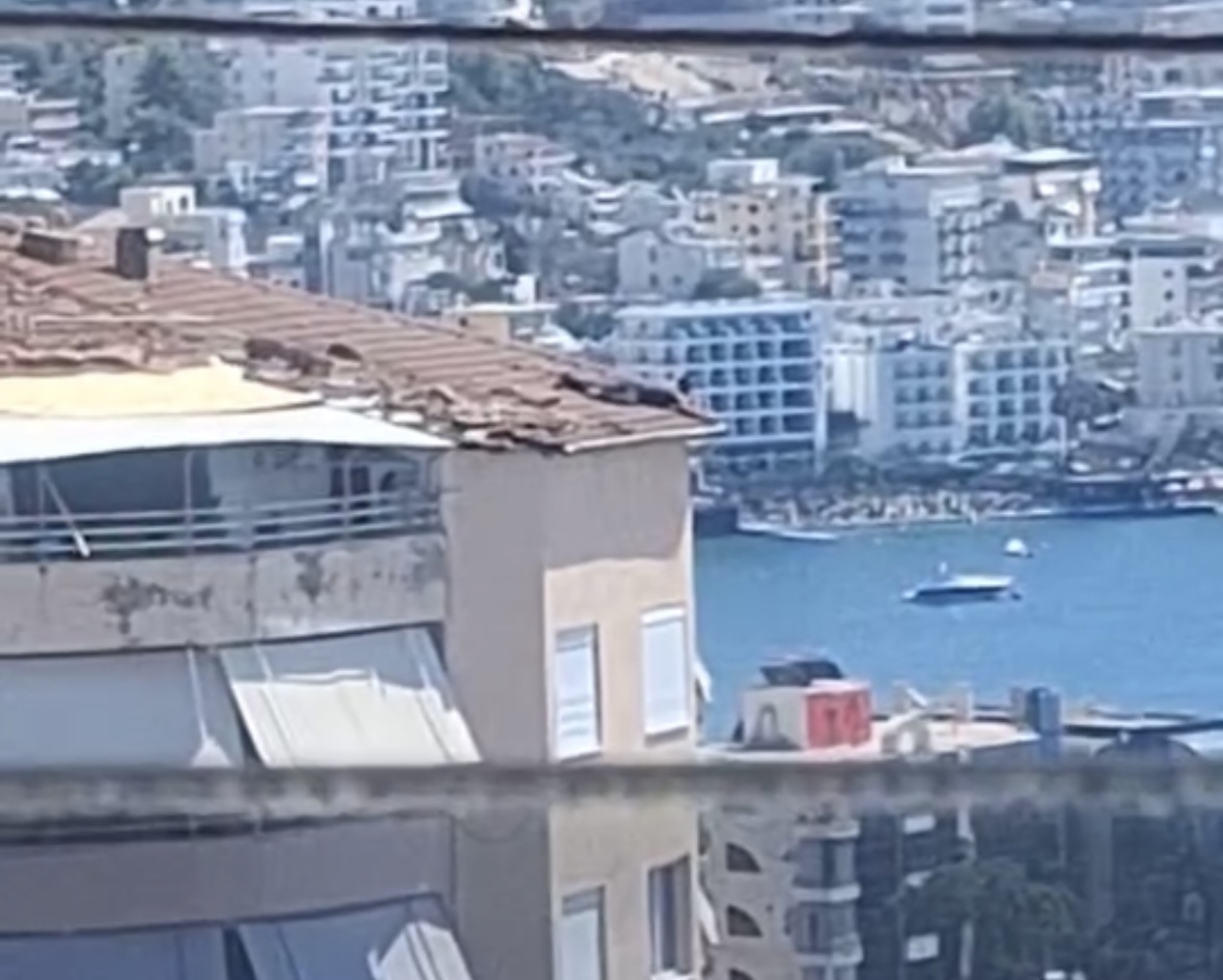 Punëtori rrezikon jetën në çatinë e pallatit 9-katësh