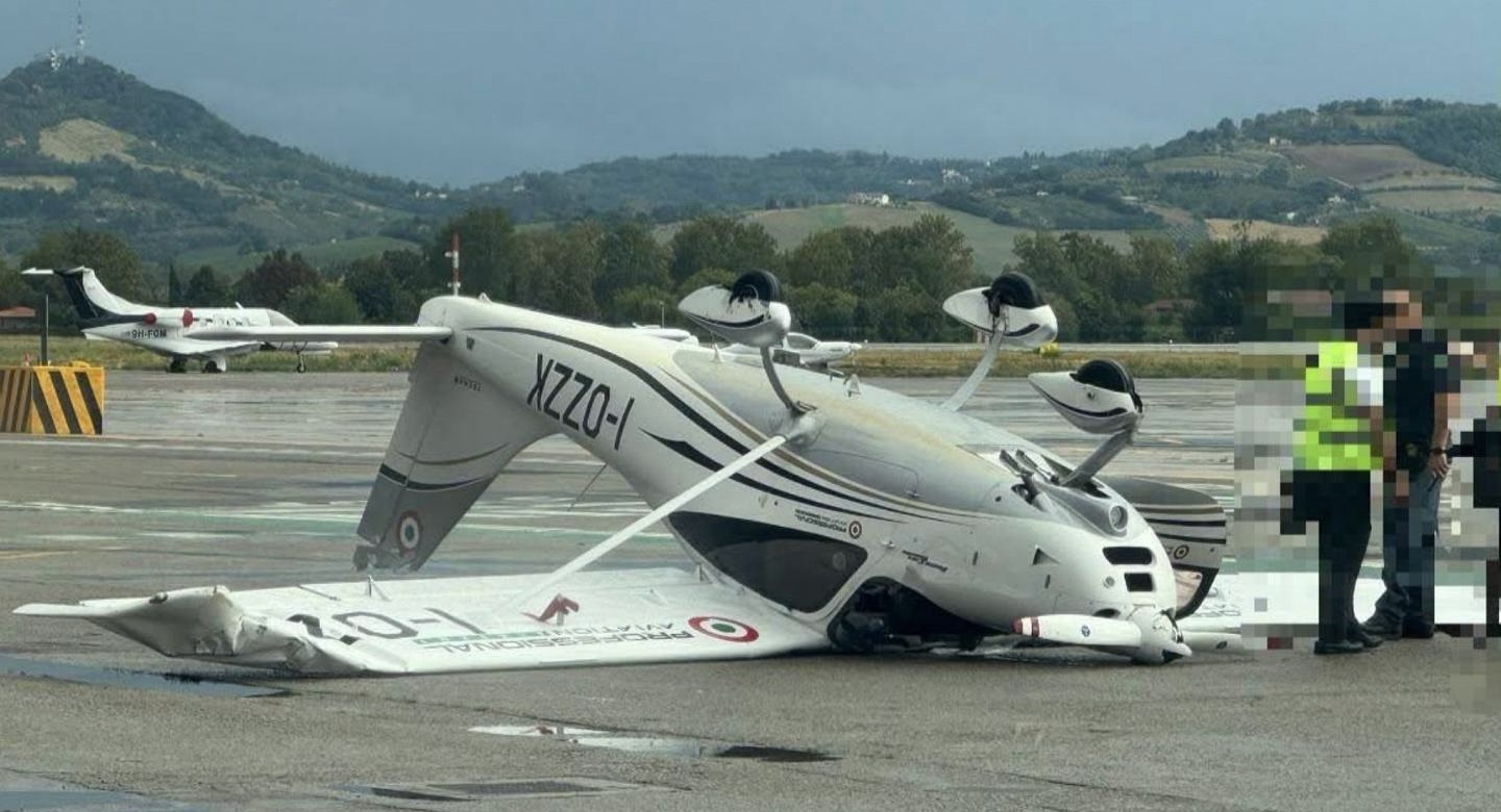 Stuhi e fuqishme në Itali  erërat 120 km h përmbysin avionë në aeroport