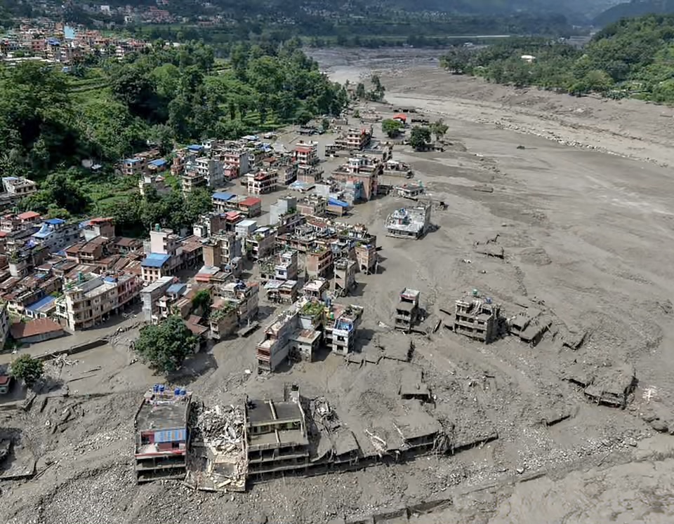 Orteku shkakton përmbytje masive në Nepal, dhjetëra të vdekur dhe qindra të zhdukur