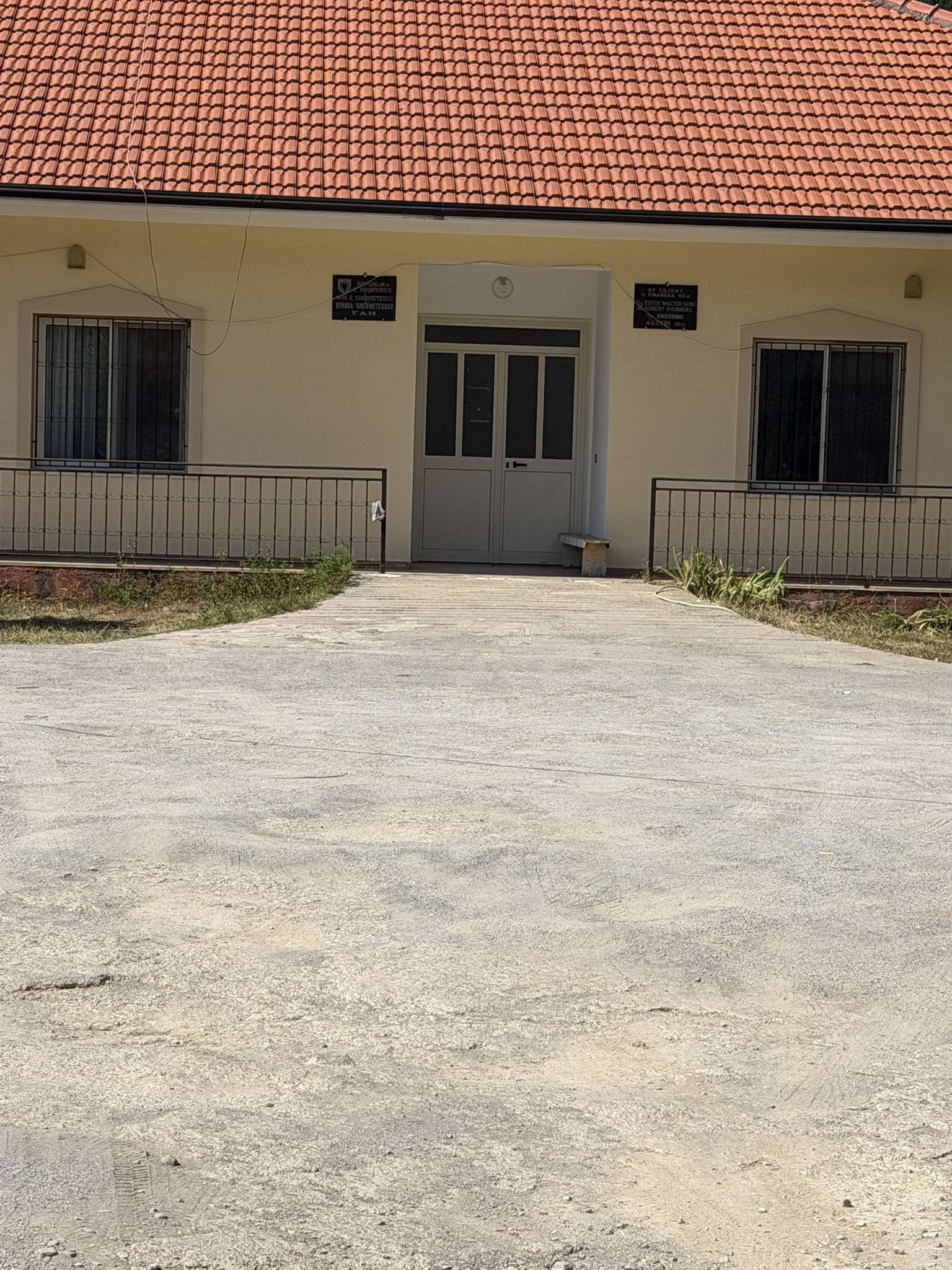 Qendrës Shëndetësore i kanë vënë drynin, qytetari me këmbën e prerë pret kot jashtë?