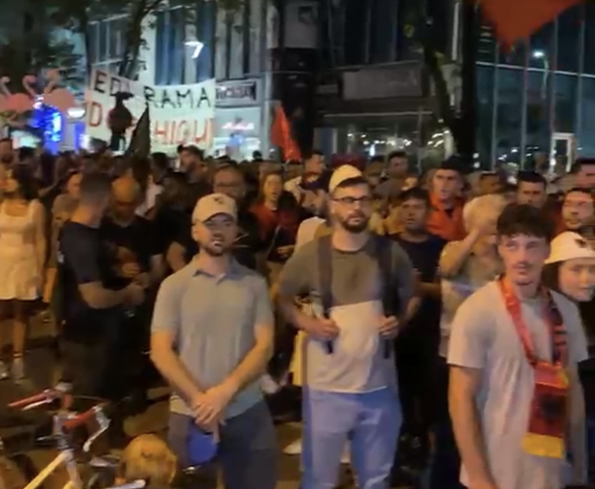 Protestuesit i shkojnë Agasit te Drejtoria e Policisë  O tradhtar merre Ramën sa më parë