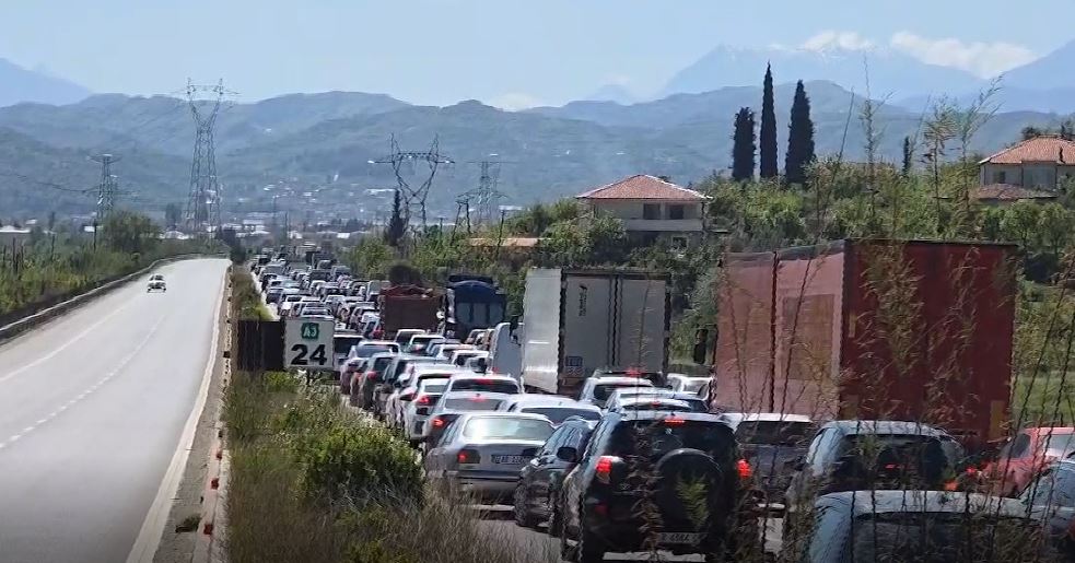 Trafiku kthen në “makth” rrugën drejt Pogradecit, bie numri i turistëve nga Tirana