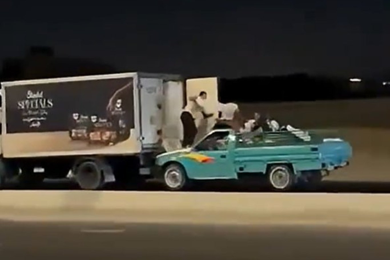 “Fast & Furious” në Egjipt: Hajdutët grabisin 105 kilogramë mish pule nga një kamion në lëvizje