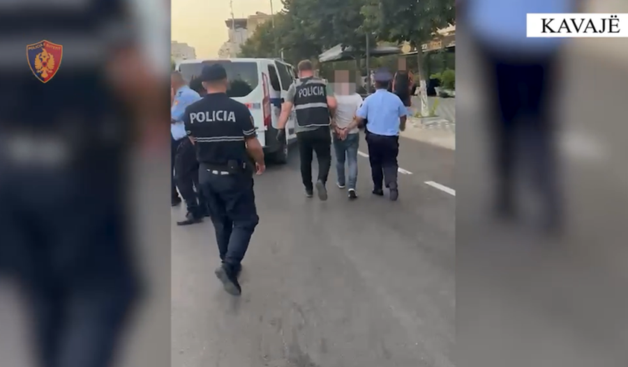 I dhunuan nipin kamarier dhe s i dhanë rrogën  xhaxhai shkon me kallash te pronari i hotelit