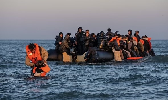 Tragjedi në Kanalin Anglez  Një migrant humb jetën  3 plagosen dhe 72 shpëtohen