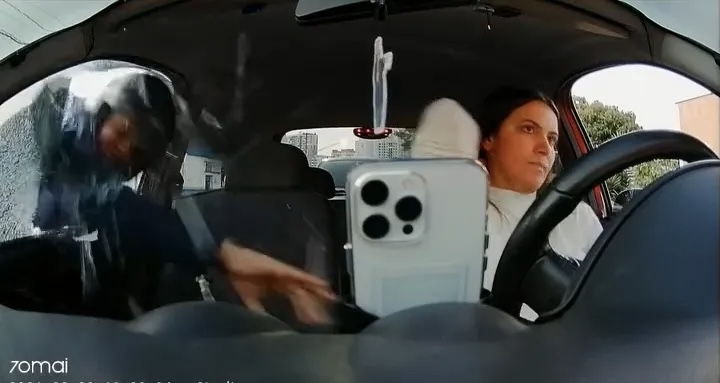 Vajza grabitet mes të trafikut, hajdutët i thyejnë xhamin dhe i vjedhin telefonin