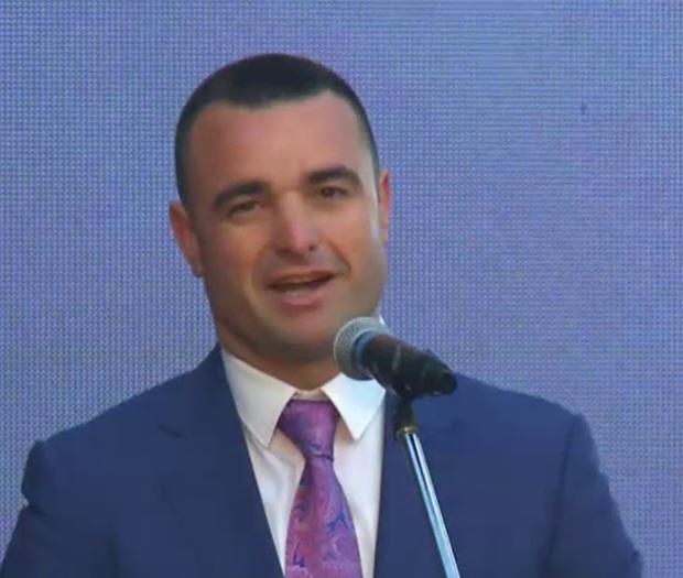 Zbrazën karikatorin në Palasë  Në jaht Titi i Globus Travel