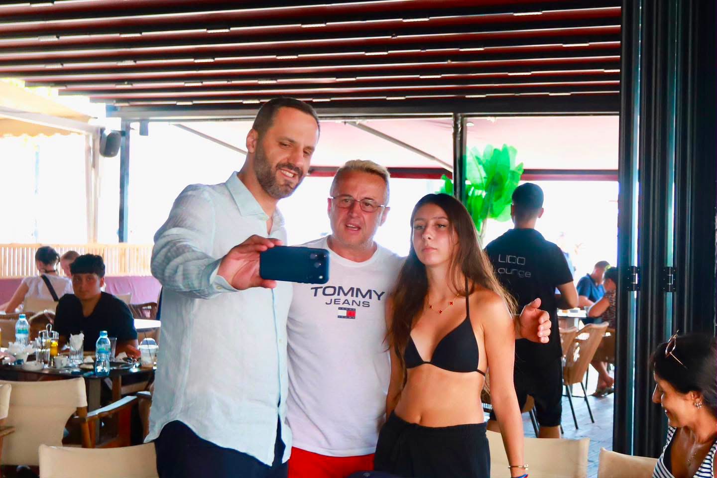 Ministri i Brendshëm shkrep një resme me fansat në Himarë