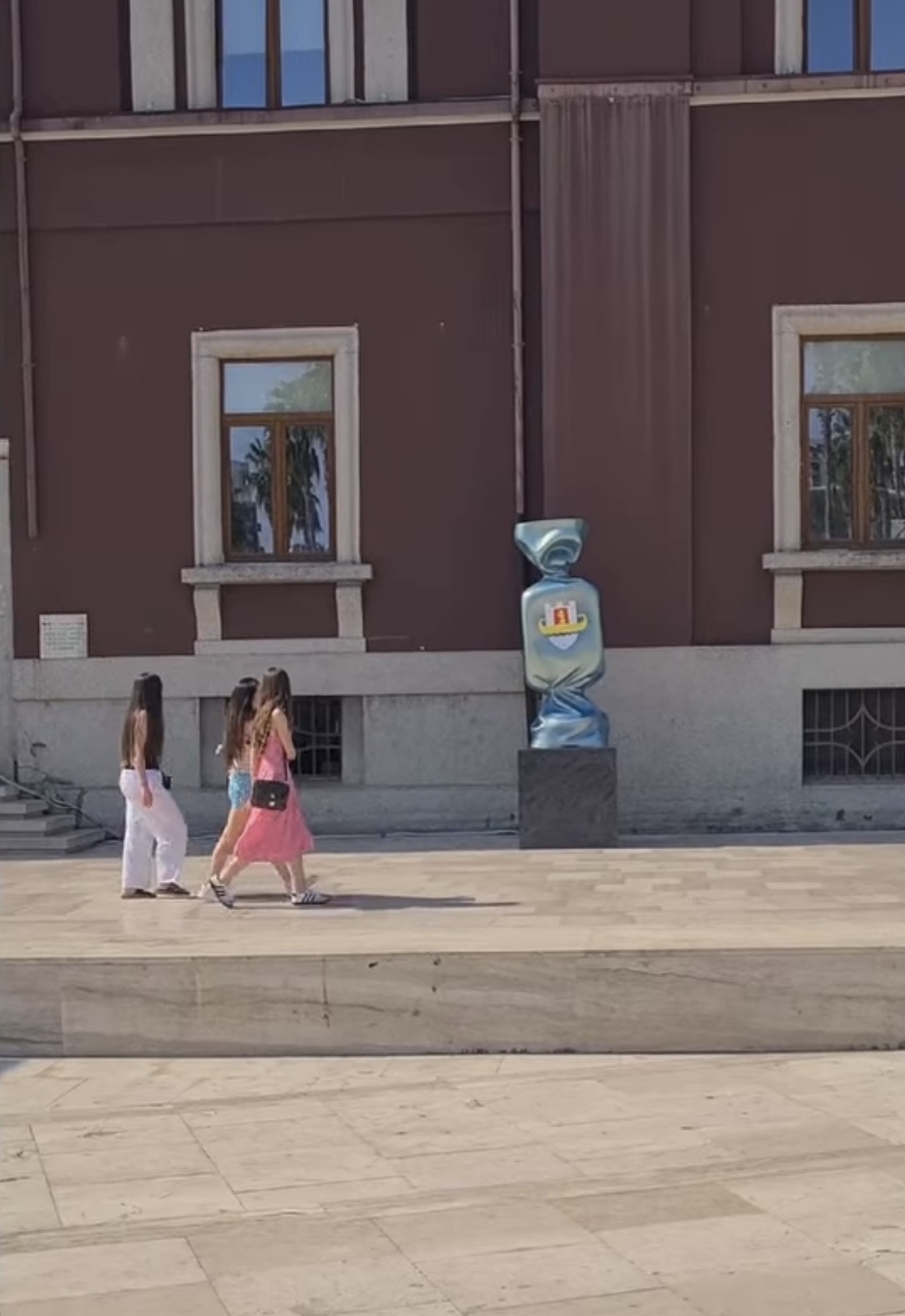 Karamele poshtë zyrës së Emirjana Sakos në Durrës