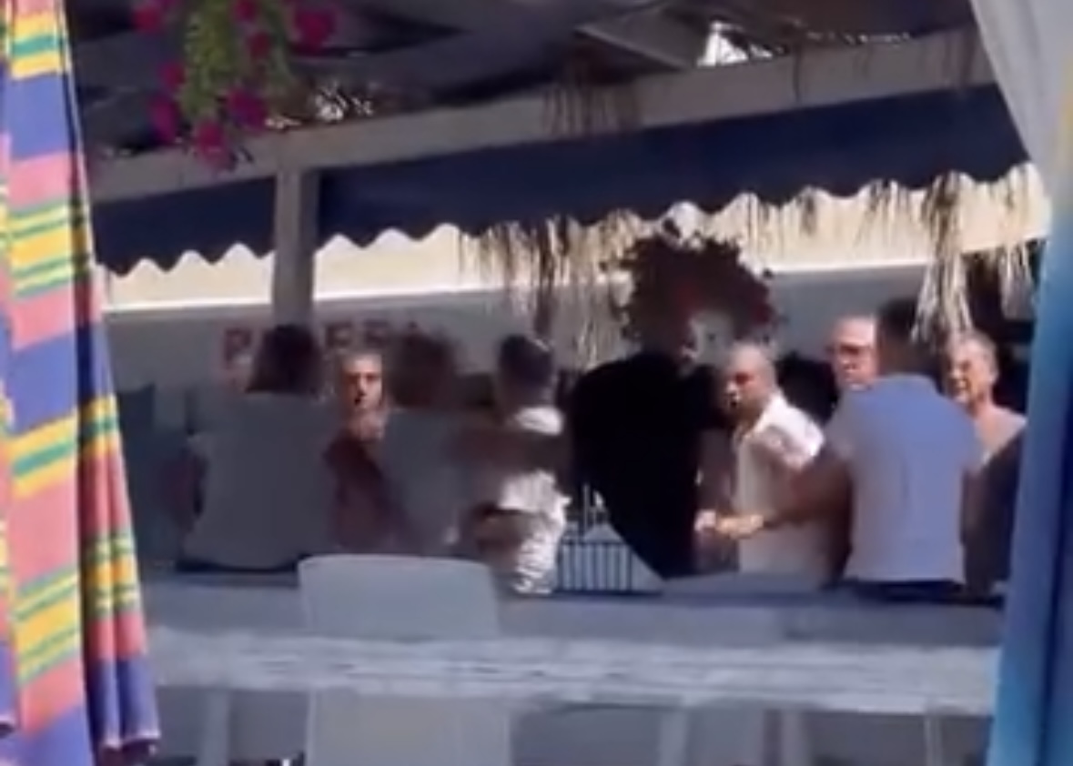 Plas grushti në plazh   Berti  kap për fyti punonjësit e lokalit