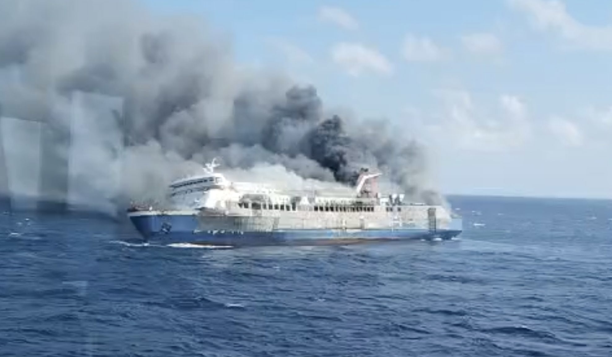 Flakët përpijnë tragetin në Indonezi, 5 viktima dhe dhjetëra të zhdukur