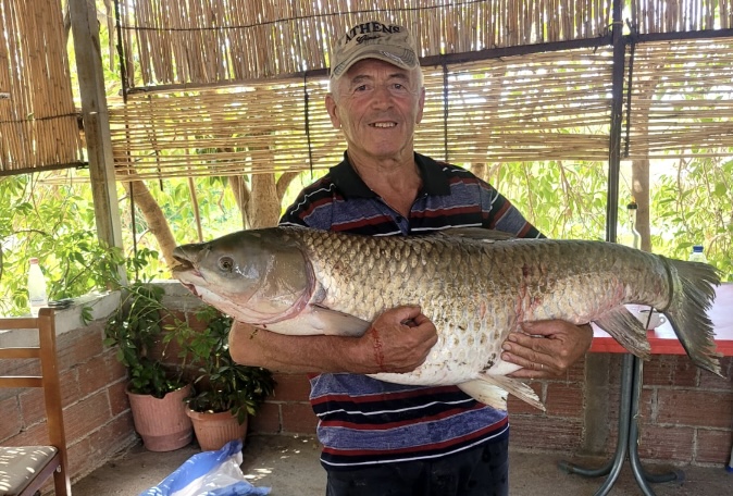 Vjosa surprizon peshkatarin veteran, kap krapin gjigant prej 21.5 kilogramësh