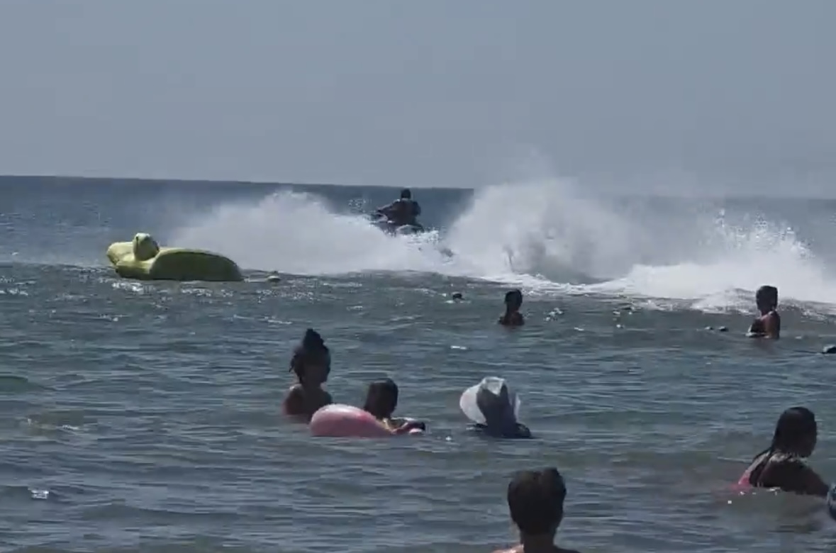 ‘Trimat’ me JetSki kryejnë manovra të rrezikshme pranë pushuesve në bregdet