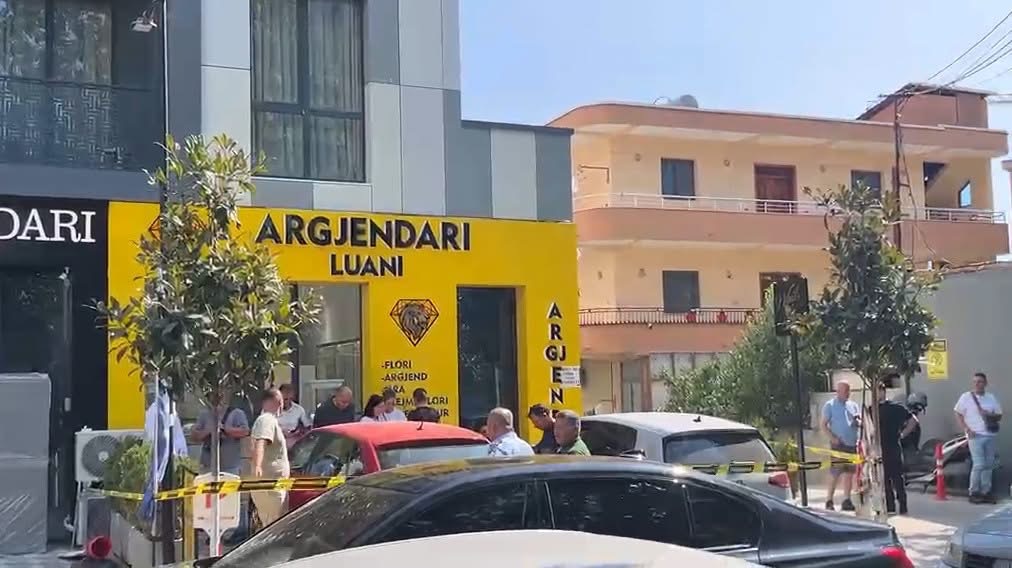 Grabitja e argjendarisë: Njëri prej autorëve hyri me kaskën e motorit brenda, zbrazi kutitë dhe iku me vrap