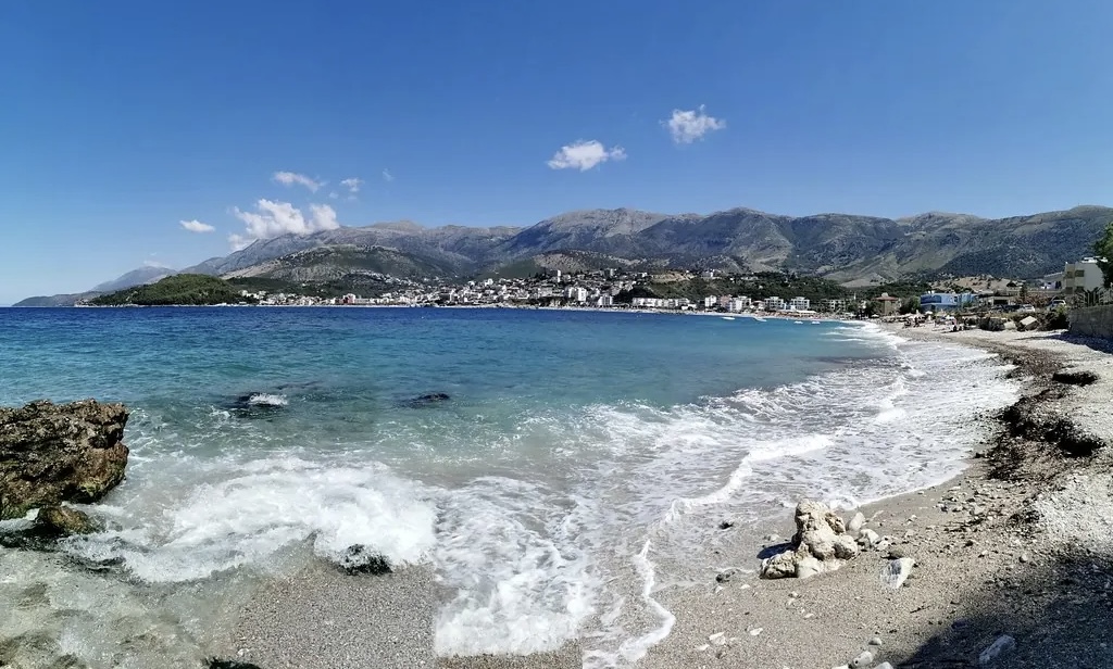 Turistja e huaj humb jetën në Himarë, bashkëshorti: U ndje keq gjatë hiking-ut