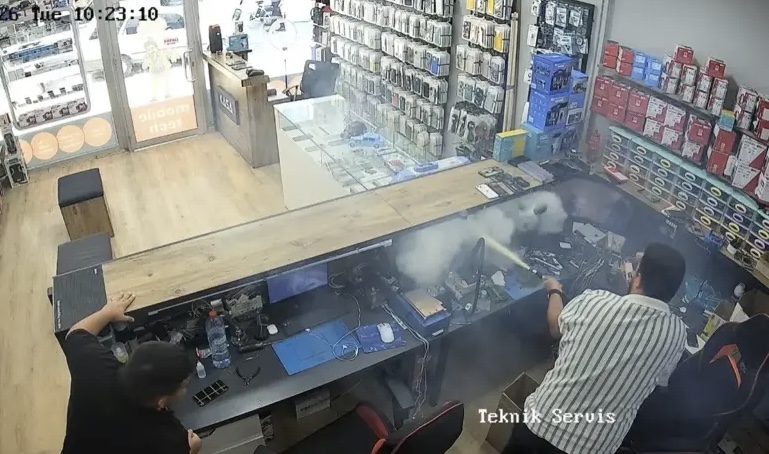 Momente paniku në servis, bateria e celularit merr flakë dhe shpërthen gjatë riparimit